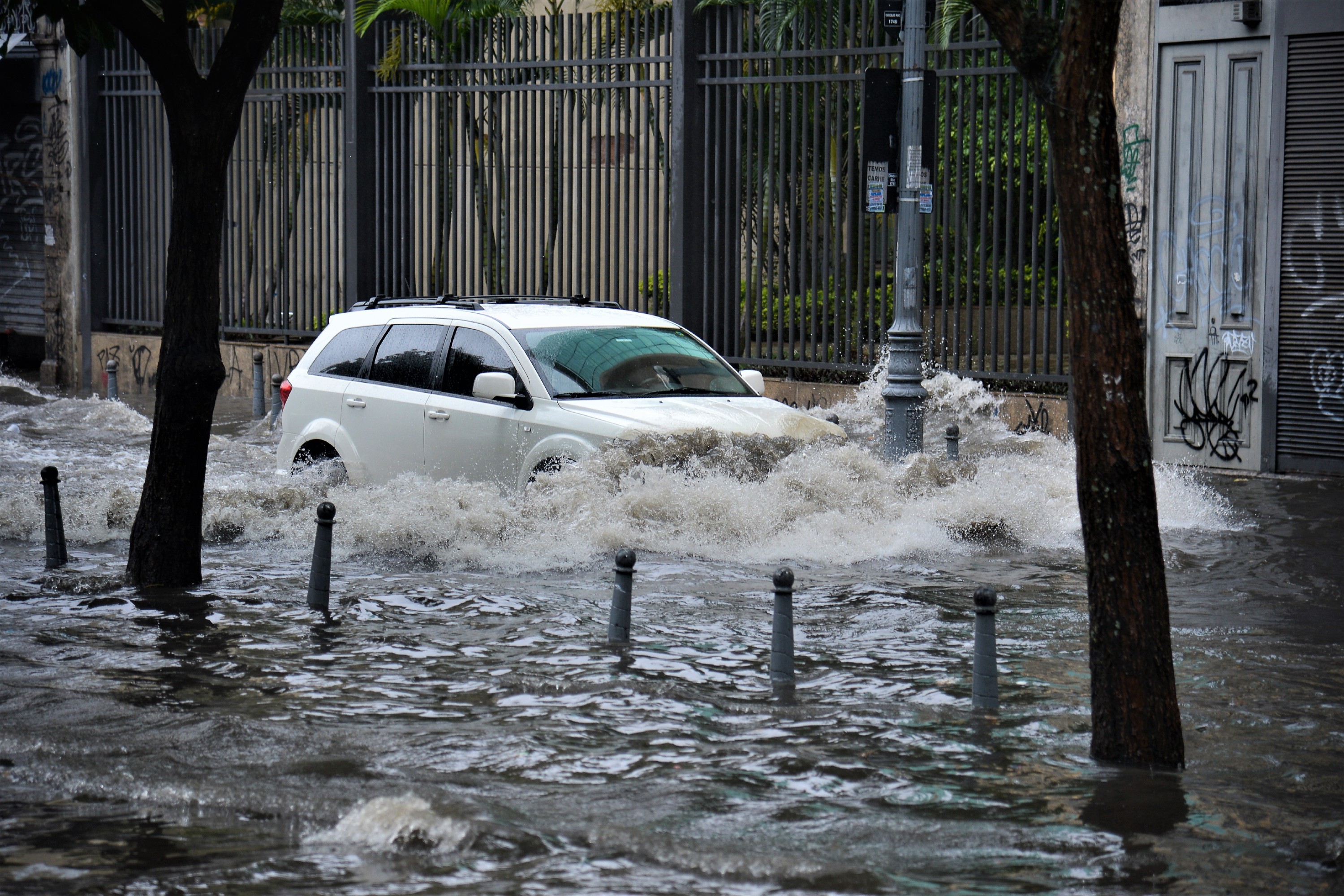 Carro em inundação